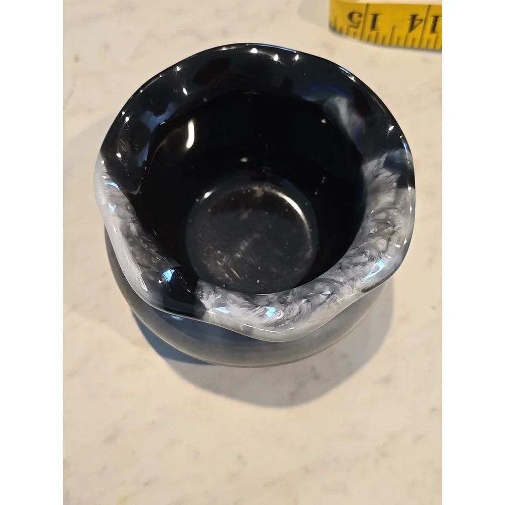 Handmade Resin Black White Wavy Edge Bowl  659‎